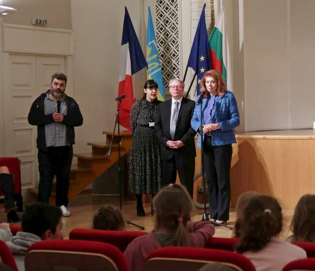 Вицепрезидентът към украински деца в България: Всяко дете заслужава щастливо, мирно и спокойно детство