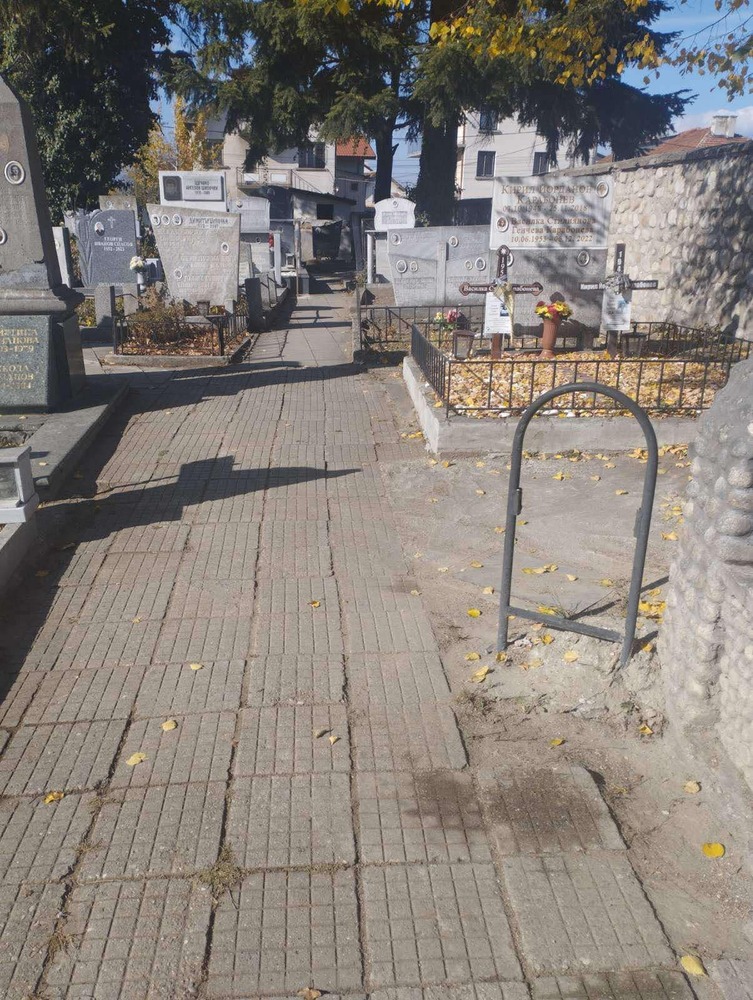 Почистени са двата гробищни парка в Самоков, съобщиха от Общината