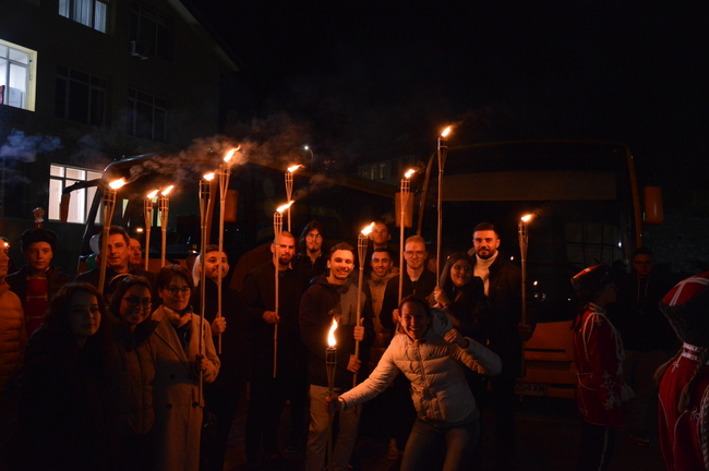 Асоциация "Докосни дъгата": Световната шампионка по бокс Станимира Петрова и джудистът Борис Георгиев поведоха факелно шествие в Рудозем