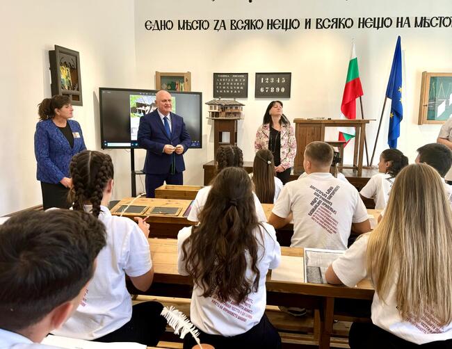 МОН: По инициатива на министър Цоков – открит урок в музея на образованието с ученици от Априловската гимназия