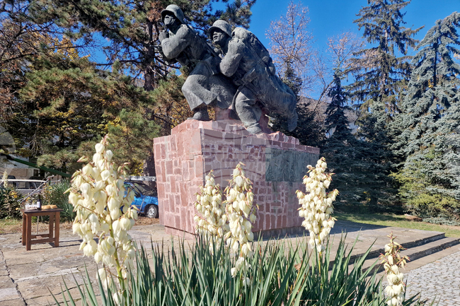 С полагане на цветя пред Войнишкия паметник и безплатен вход в музея в Търговище ще отбележат 140 години от Съединението
