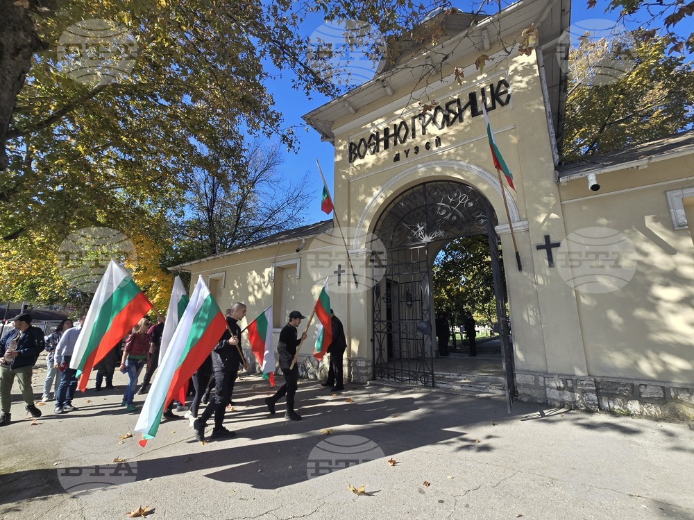 Паметно шествие и панихида се проведоха в Добрич на Архангелова задушница