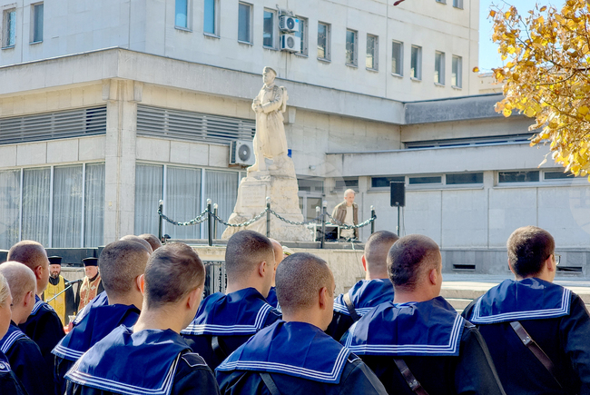 С панихида и полагане на венци и цветя в Бургас почетоха паметта на загиналите воини
