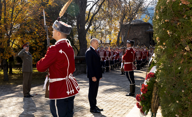 Президентът Румен Радев участва във военния ритуал – панихида на Архангелова задушница