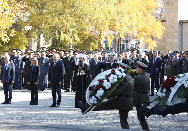 Министерство на отбраната: С панихида и военни почести на Архангелова задушница бе почетена паметта на воините, загинали за Родината