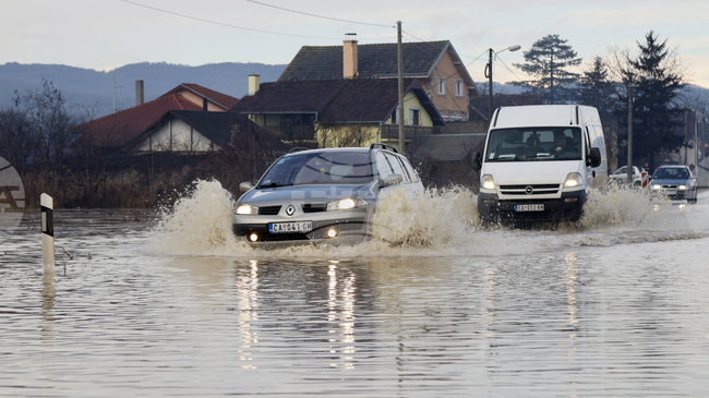 В югоизточния сръбски град Враня беше обявено извънредно положение поради преливане на река Южна Морава