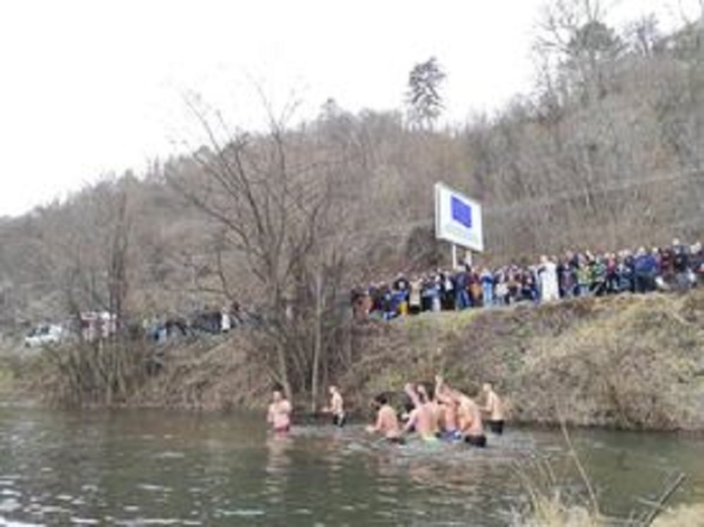 Игор Василов за трети път вади кръста от водите на Драговищица в Босилеград