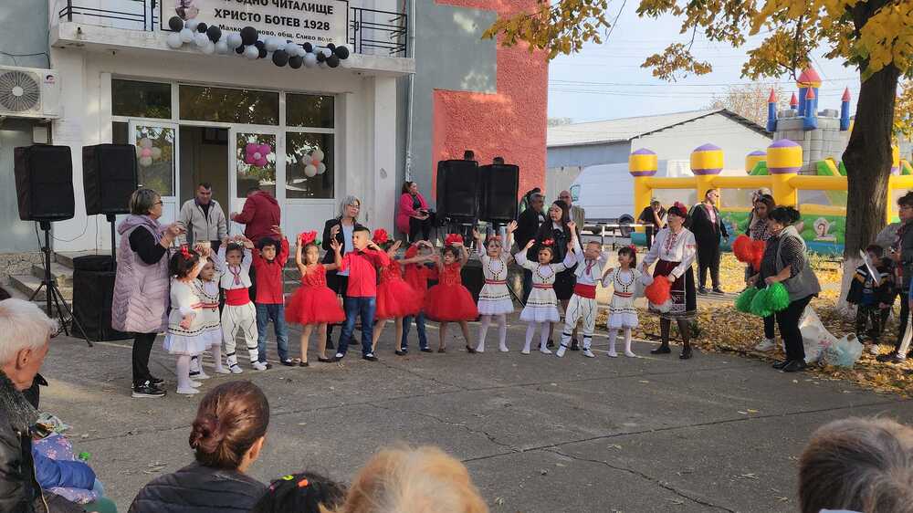 Областна администрация Русе: Малко Враново отбеляза традиционния си празник с много песни и танци
