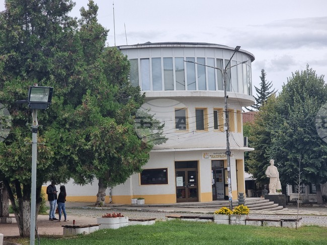 Театър „Искри и сезони“ представя спектакъла си „Вик за любов“ в Радомир