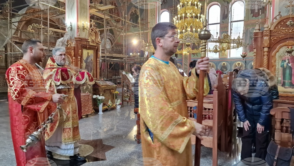 Отец Красимир припомни делата на св. Пимен Зографски по време на неделната служба в храма „Свети Три Светители“ в Шумен