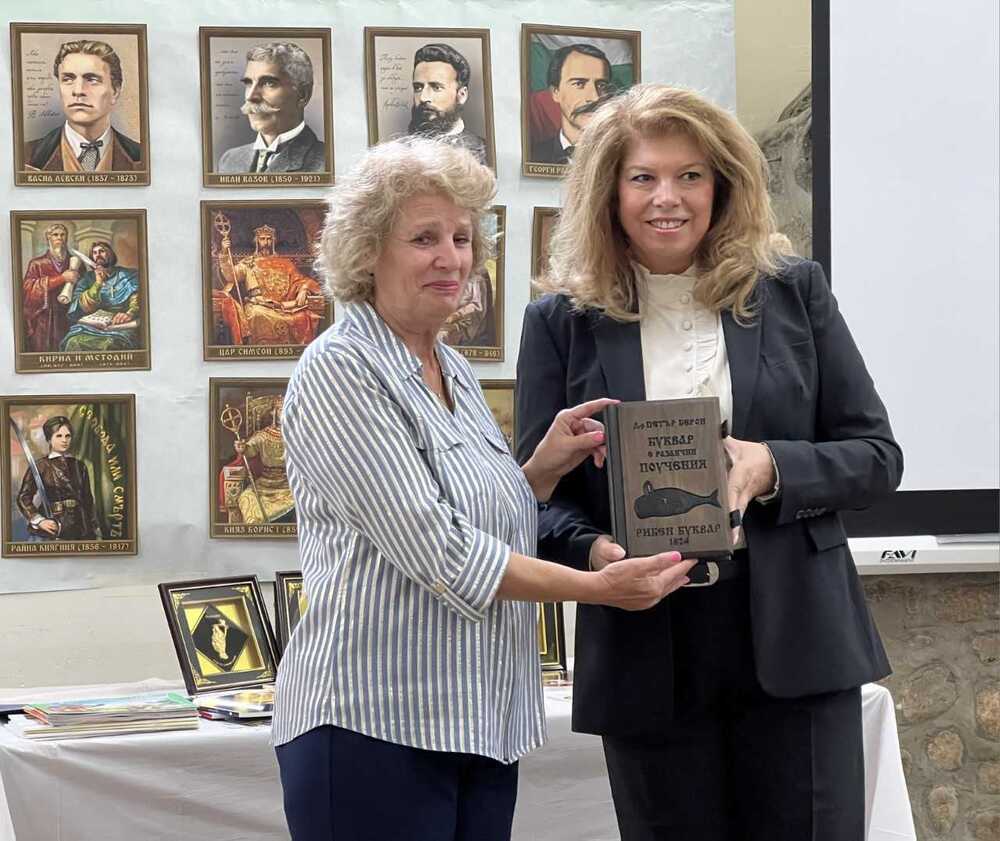 Bulgarian School in LA Awards Vice President Iotova with Diploma for Preserving Bulgarian Identity Abroad