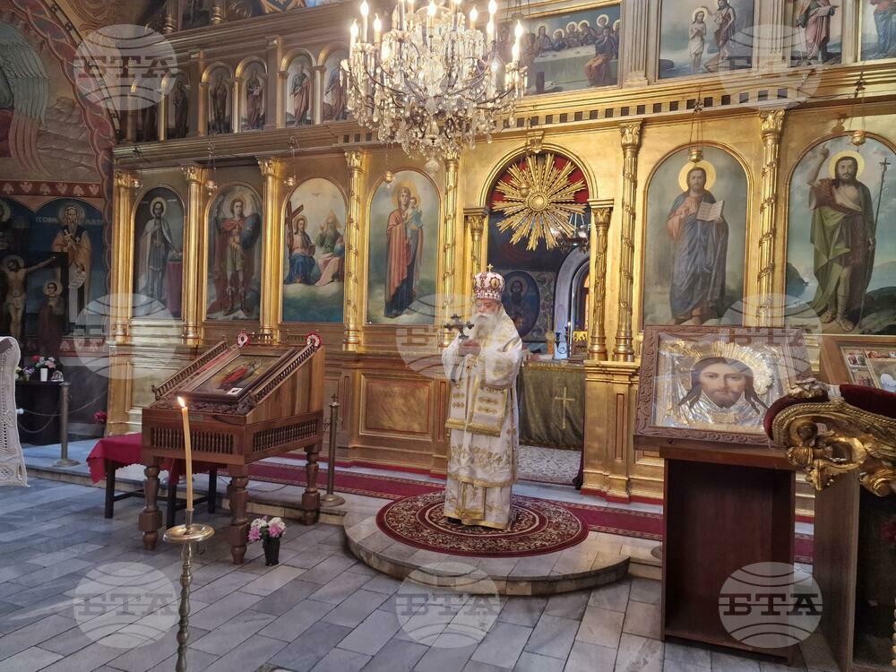 Нека, който е богат, знае, че богатството му е дадено, за да помага с него на другите, каза Ловчанският митрополит Гавриил