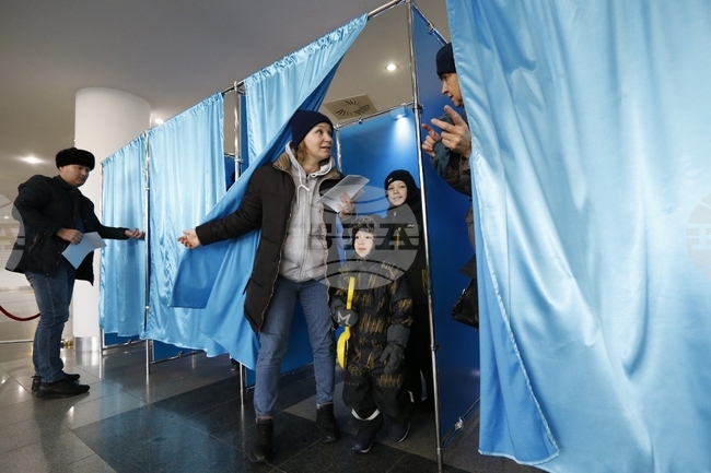 Мнозинството в Казахстан е гласувало за новата конституция на страната на произведения днес референдум, сочат данните от екзитполове