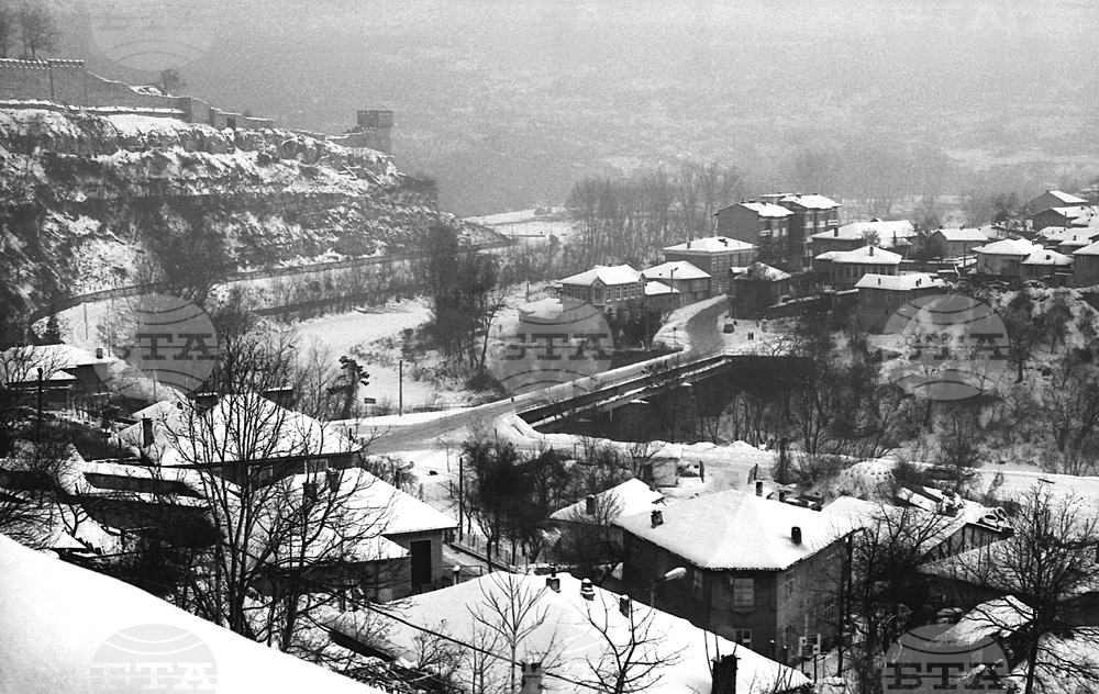 Зимен пейзаж от Велико  Търново и крепостта Царевец