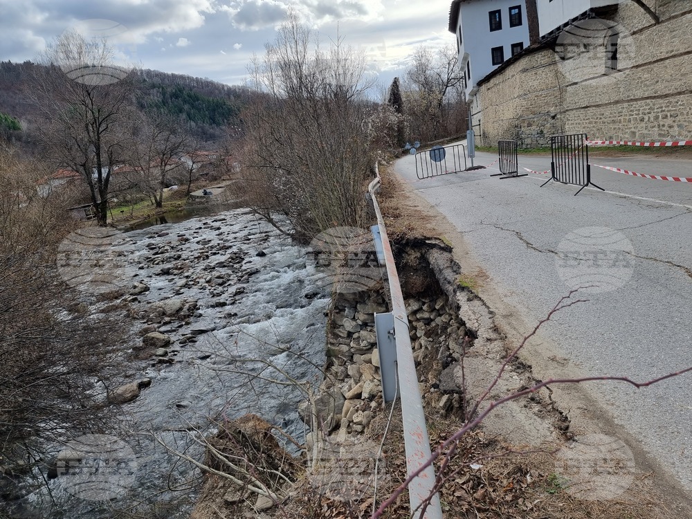 Предприети са спешни мерки за укрепване на пропадналия участък на пътя Орешак – Черни Осъм, в района на Троянския манастир