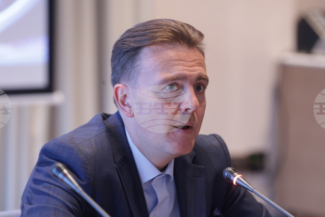 In Home Stretch to Euro, Think-Tank Warns of Continuing Price Hysteria, Budgetary Pitfalls and Political Overambition