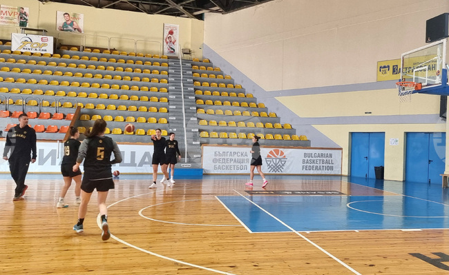Представителният отбор на България по баскетбол за жени тренира в пълен състав преди мача с Финландия