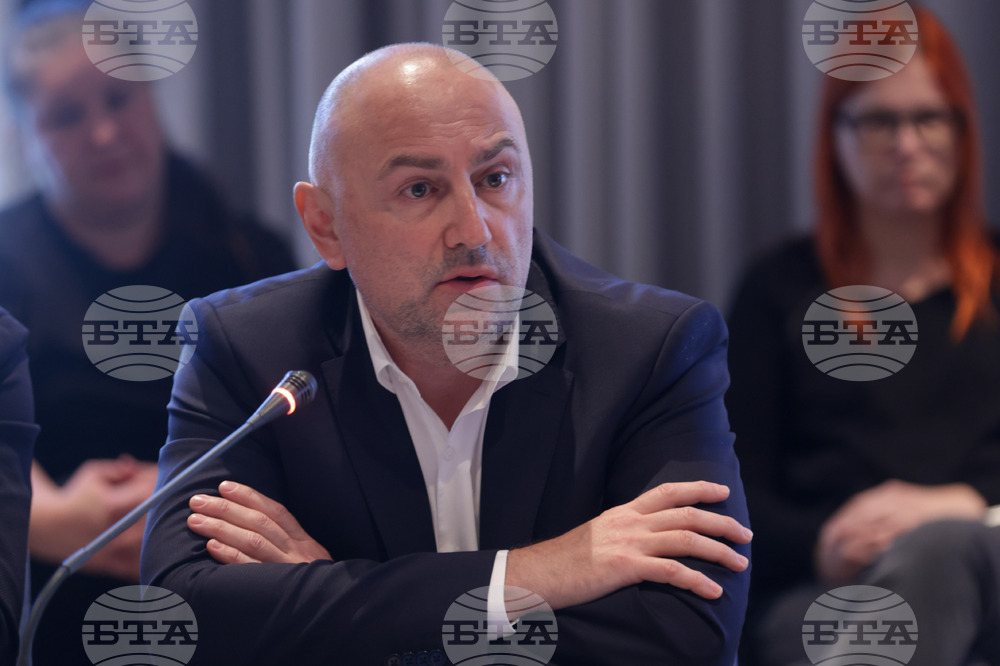 Политиците трябва да се "оберат" в говоренето, ако искат да помогнат за стабилизиране на публичните финанси и за еврозоната, коментира Любомир Каримански
