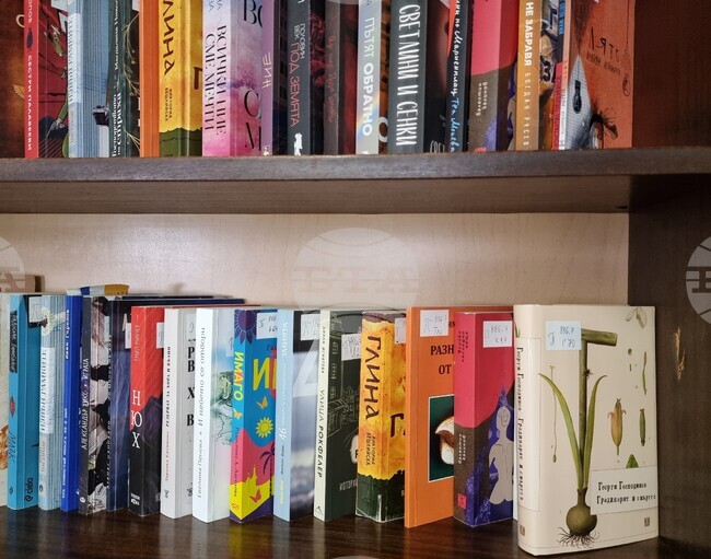 Книги на съвременни български автори са сред най-търсените във Варненската библиотека през 2025 г. 