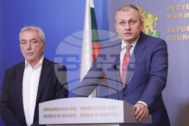 Министерски съвет - Росен Карадимов - Валентин Мундров - брифинг