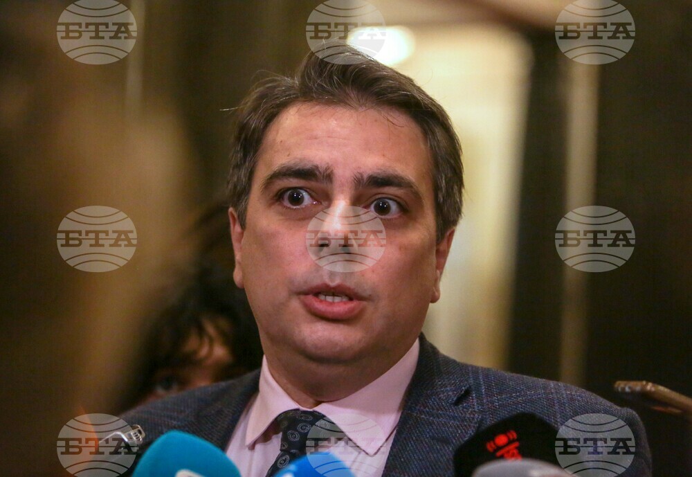 Президентът да не крие политическия си провал в Европа зад технически критерии, каза Асен Василев