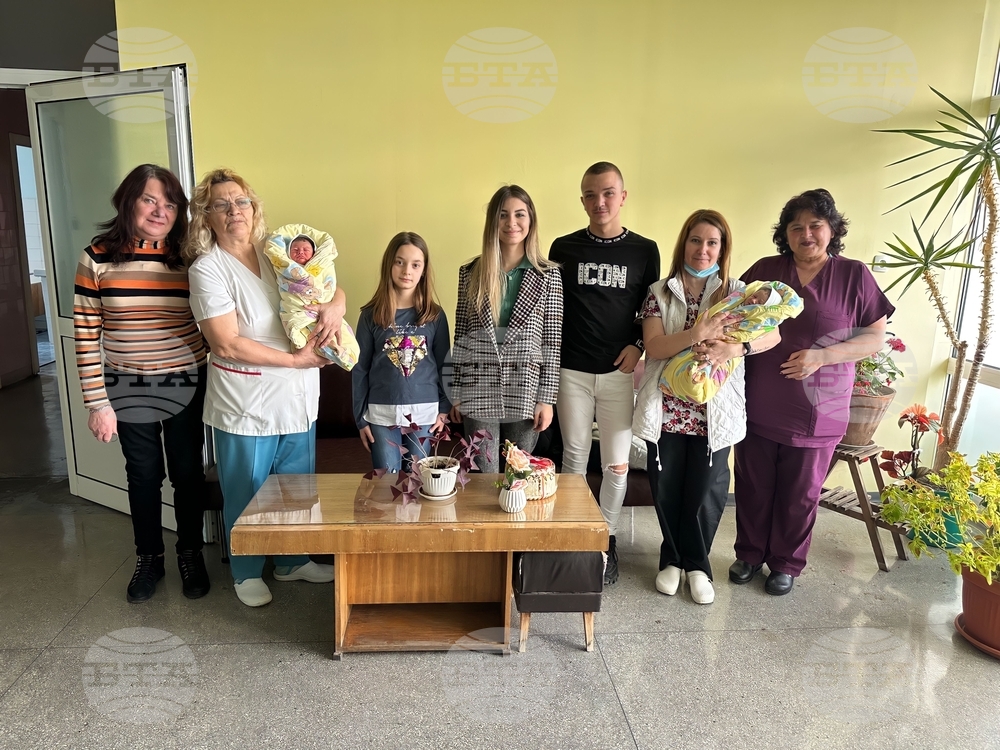Ученици заделиха от джобните си пари за специалистите от кубратската болница по случай Бабинден