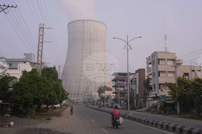 Индия ограничава газовите доставки за индустрията, за да осигури домакинствата и транспорта 