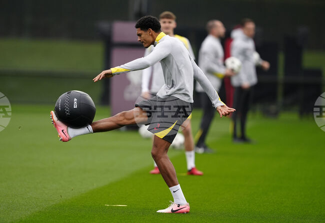 Леверкузен преговаря с Ливърпул за трансфер на бранителя Джарел Куанса 