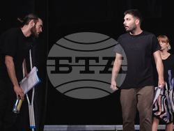 Репетиции на „Котка върху горещ ламаринен покрив“ в театър „София“, снимка – театър „София“