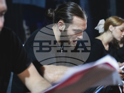 Репетиции на „Котка върху горещ ламаринен покрив“ в театър „София“, снимка – театър „София“