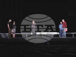 Репетиции на „Котка върху горещ ламаринен покрив“ в театър „София“, снимка – театър „София“