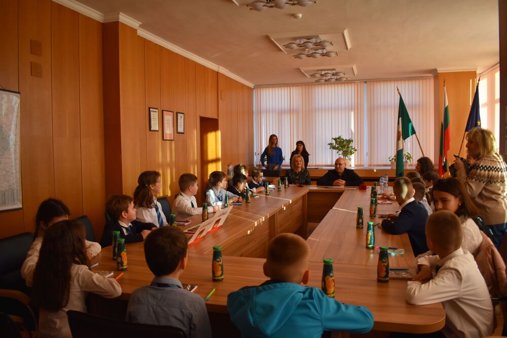 Община Разград: Кметът Добрин Добрев връчи грамоти за достойно представяне на Разград на 18 ученици от ОУ“Васил Левски“