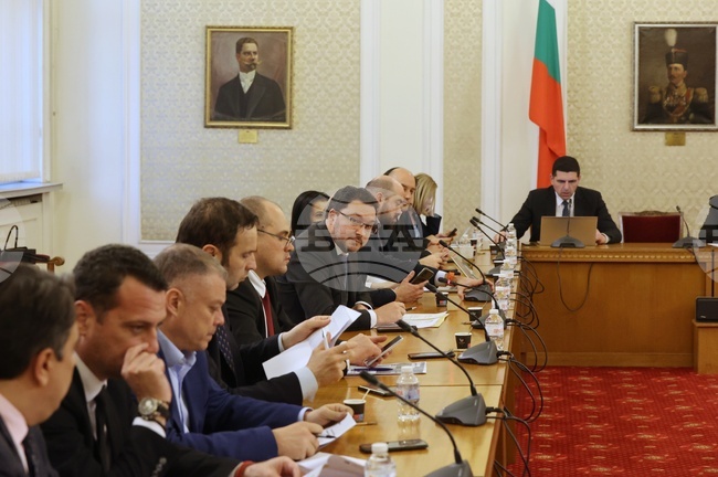 Парламент - "Nexo" - комисия