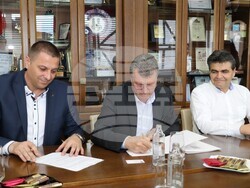 Снимка: Община Банско - Кметовете на община Банско Иван Кадев и на швейцарската община Вал-де-Бан Кристоф Маре подписаха меморандум за сътрудничество на двете общини