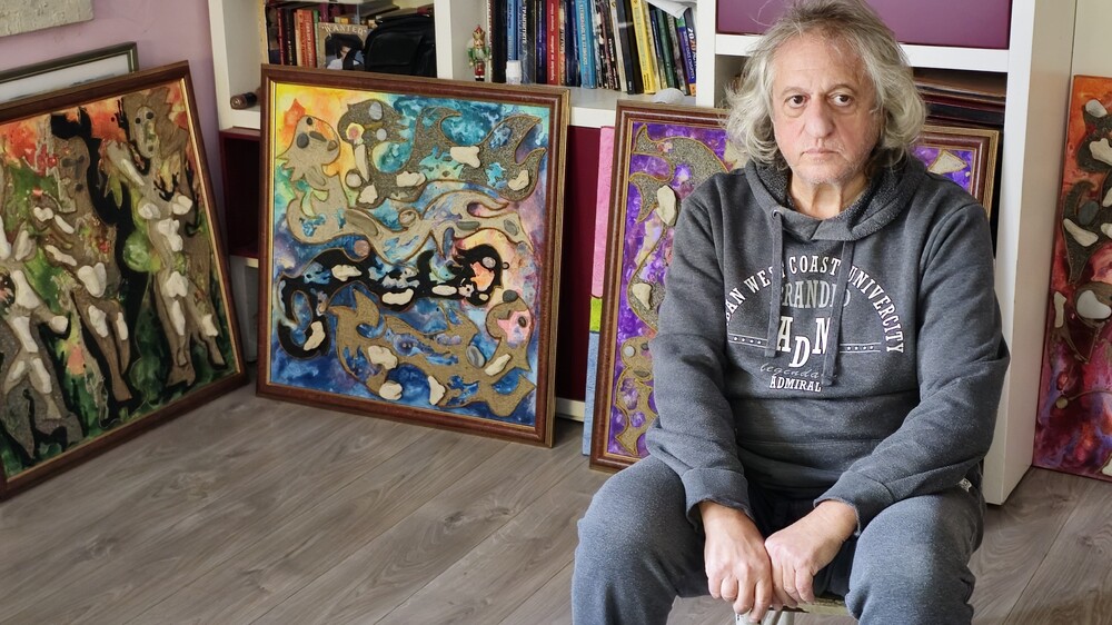 Картините от камъни и пясък на Калин Балев гостуват в арт клуб "Дипломат" от днес