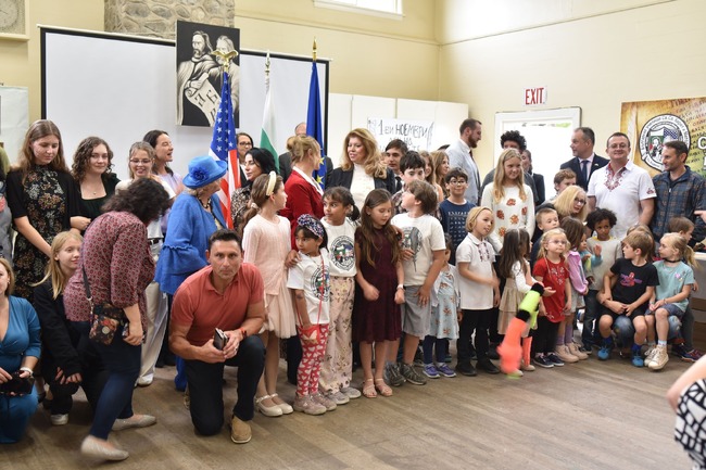 Училище „Св. св. Кирил и Методий“ в Лос Анджелис отбеляза Деня на народните будители с тържество