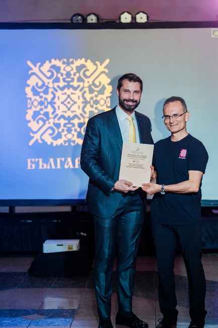 Генералният ни консул Светослав Станков връчи почетна грамота на Културен център „Българика“ в Чикаго за 10-ия му рожден ден