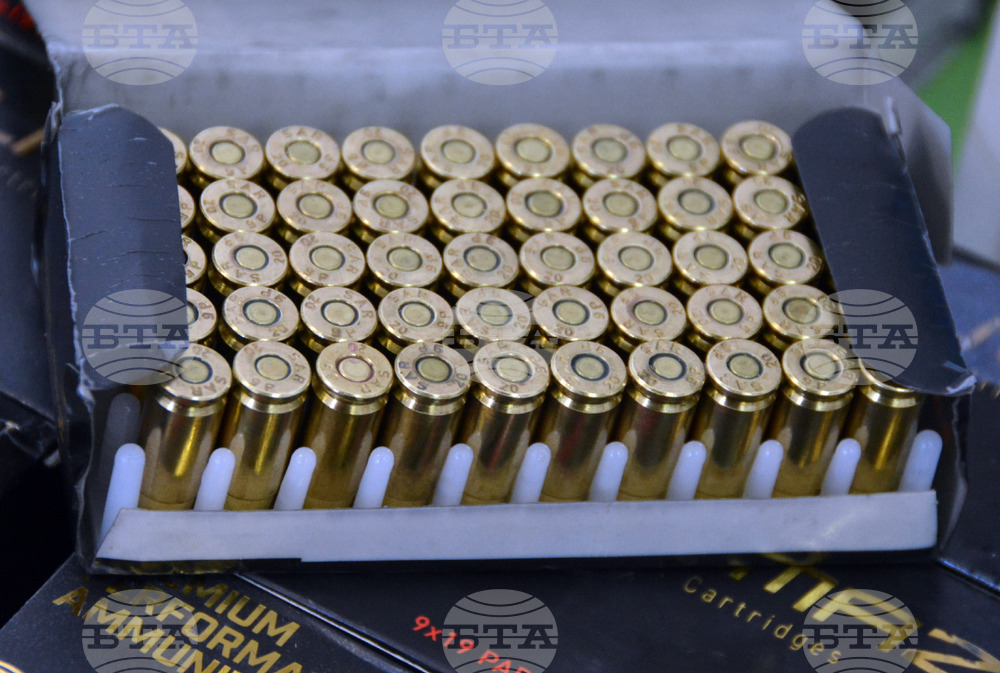 Полицейски служители са иззели различни по вид боеприпаси от склад на магазин в Казанлък