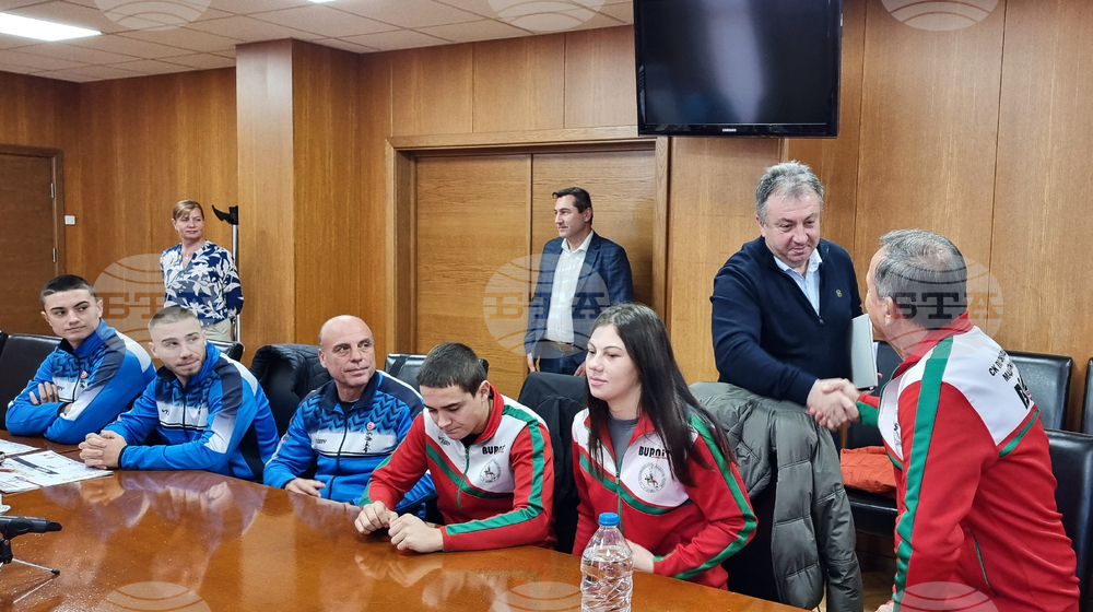 Шумен - състезатели по борба и карате - кмет - награди