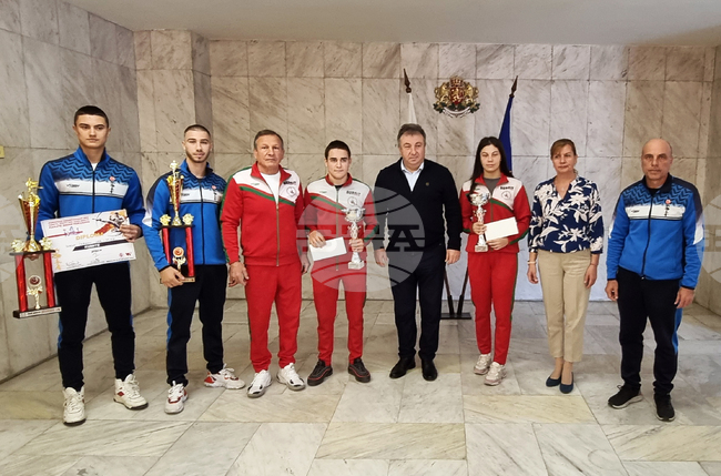 Шумен - състезатели по борба и карате - кмет - награди 