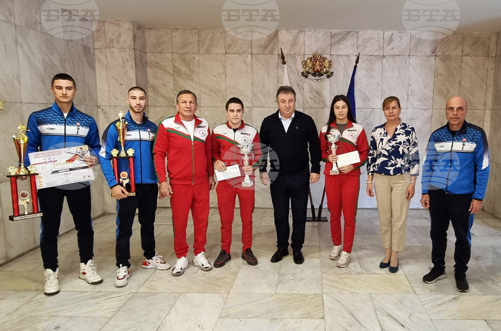 Шумен - състезатели по борба и карате - кмет - награди