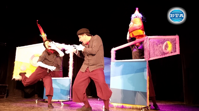 Премиерният спектакъл „Кой ме гъделичка“ на Ямболския куклен театър пренася в два противоположни фантастични свята