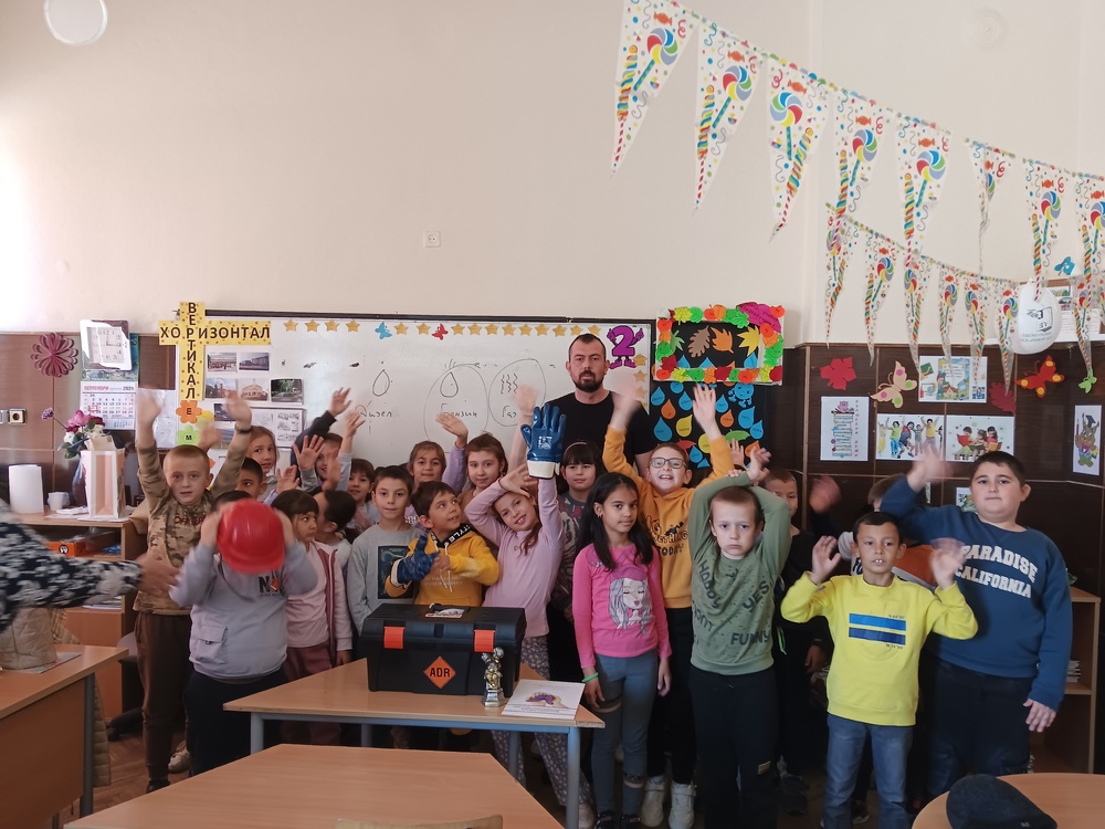 Деца в Кубрат изработиха и оцветиха картички с надпис „Моят татко е Герой“