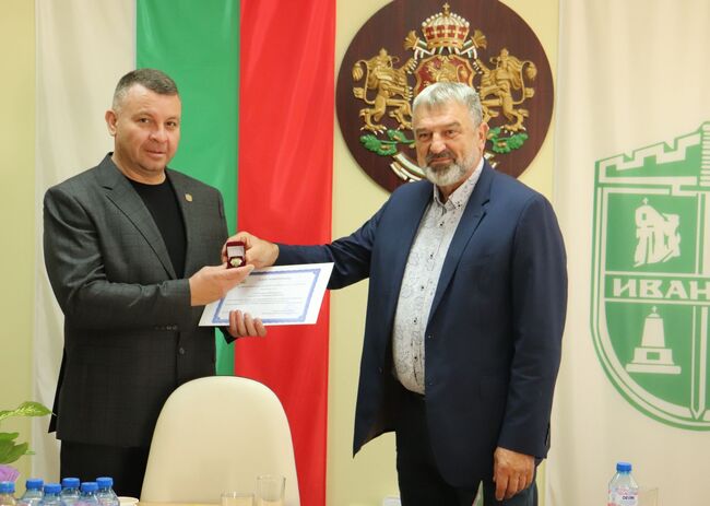 Областна администрация Русе: Кметът на Иваново Георги Миланов получи знака на областния управител на Русе 