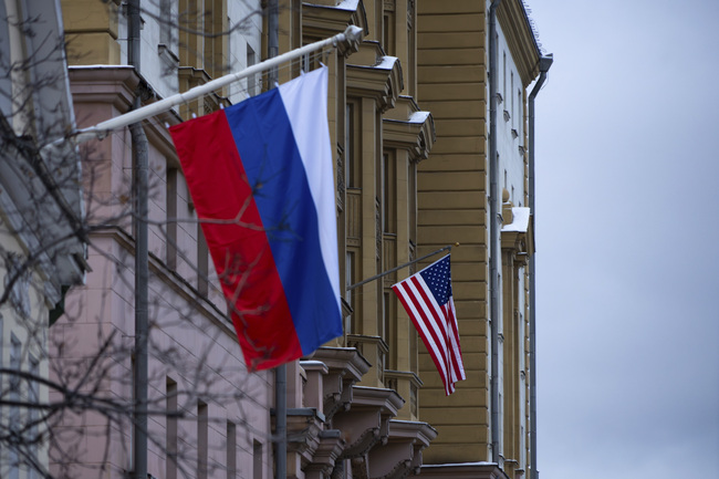 Руски и американски дипломати ще се срещнат днес в Истанбул, за да обсъдят възобновяването на някои дейности на посолствата си
