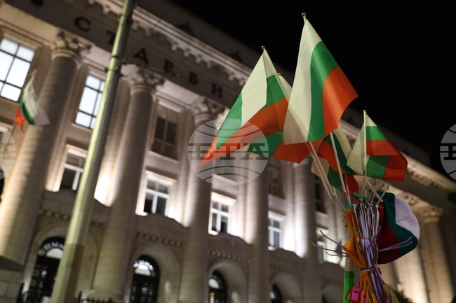 Граждани се събраха в центъра на София на протест с искане за прекратяване на процедурите за избор на главен прокурор и председател на ВАС