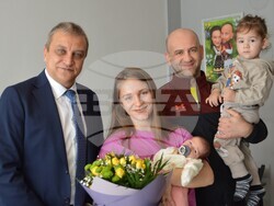 Снимка: Община Благоевград - Кметът Илко Стоянов посети домовете на първите две бебета за 2023 г.