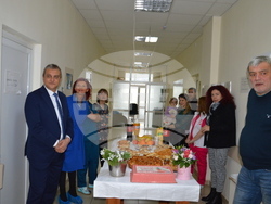 Снимка: Община Благоевград - Кметът Илко Стоянов посети домовете на първите две бебета за 2023 г.