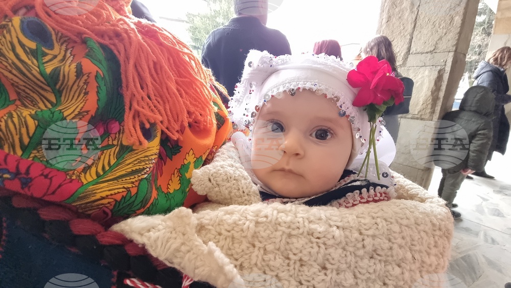С традиционно „поливане на ръцете" на акушери и с Бабино хоро в Разлог отбелязаха Бабинден
