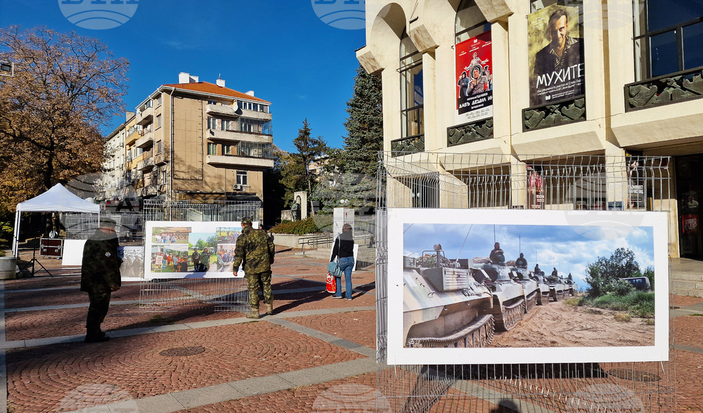 Фотоизложбата „Сухопътни войски - ние сме там, където има нужда от нас“ е експонирана на площада пред ДКТ „Васил Друмев" в Шумен